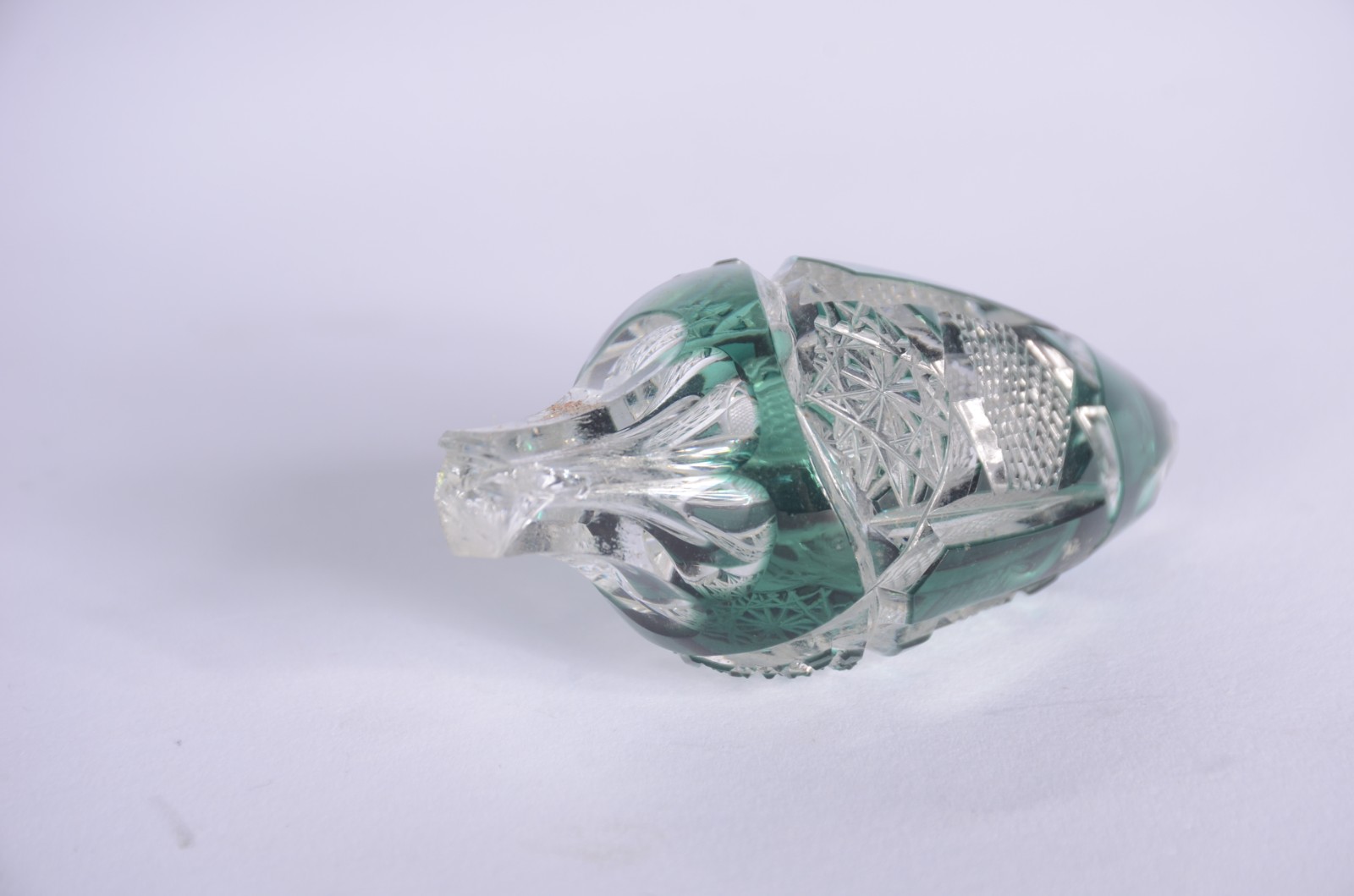 Garrafa de cristal frances doublé verde lapidado, bocal serrilhado... - foto 6 de 8