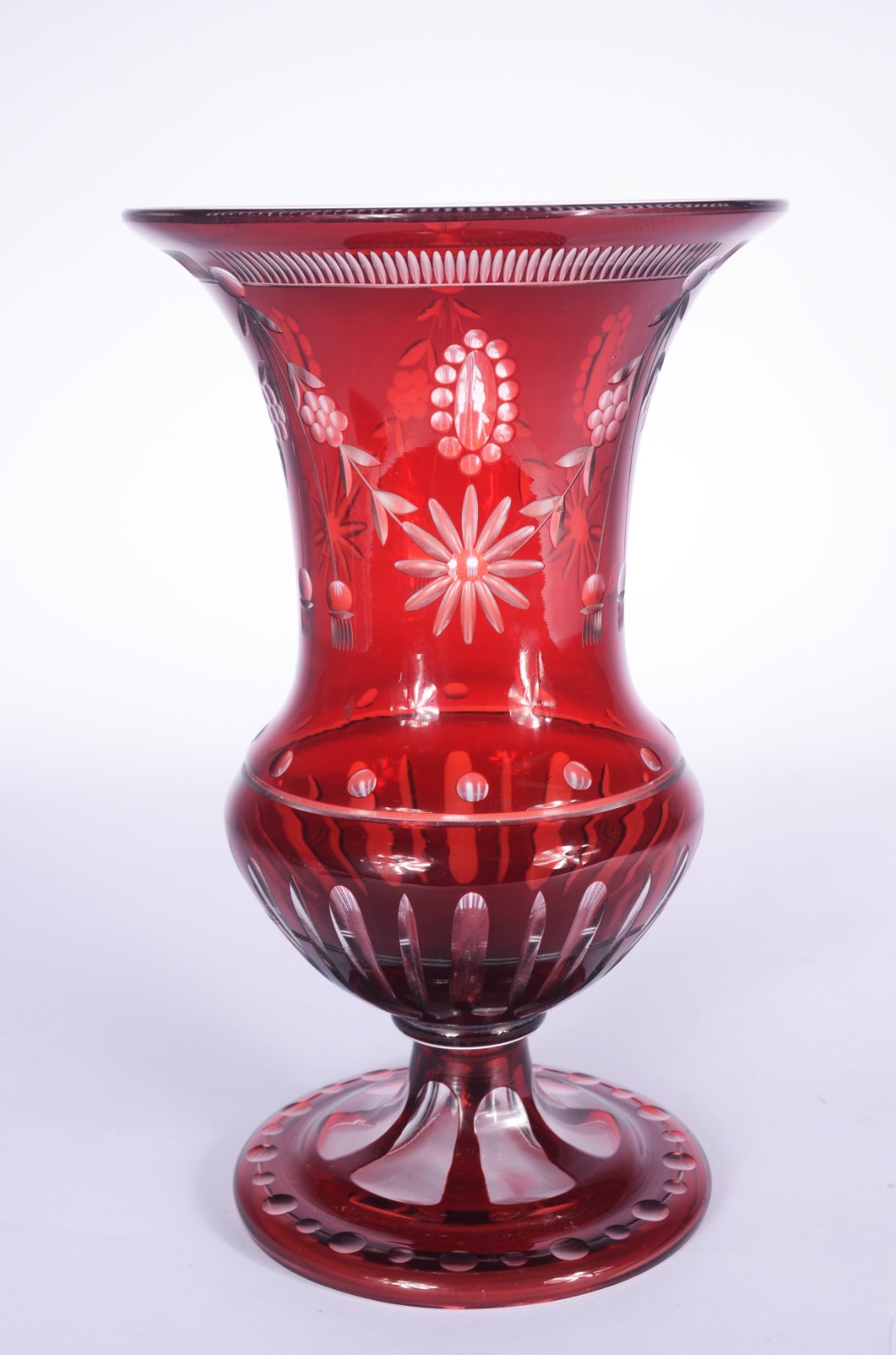 Vaso de cristal doublé rubi lapidado. Lascado na borda. - foto 1 de 6