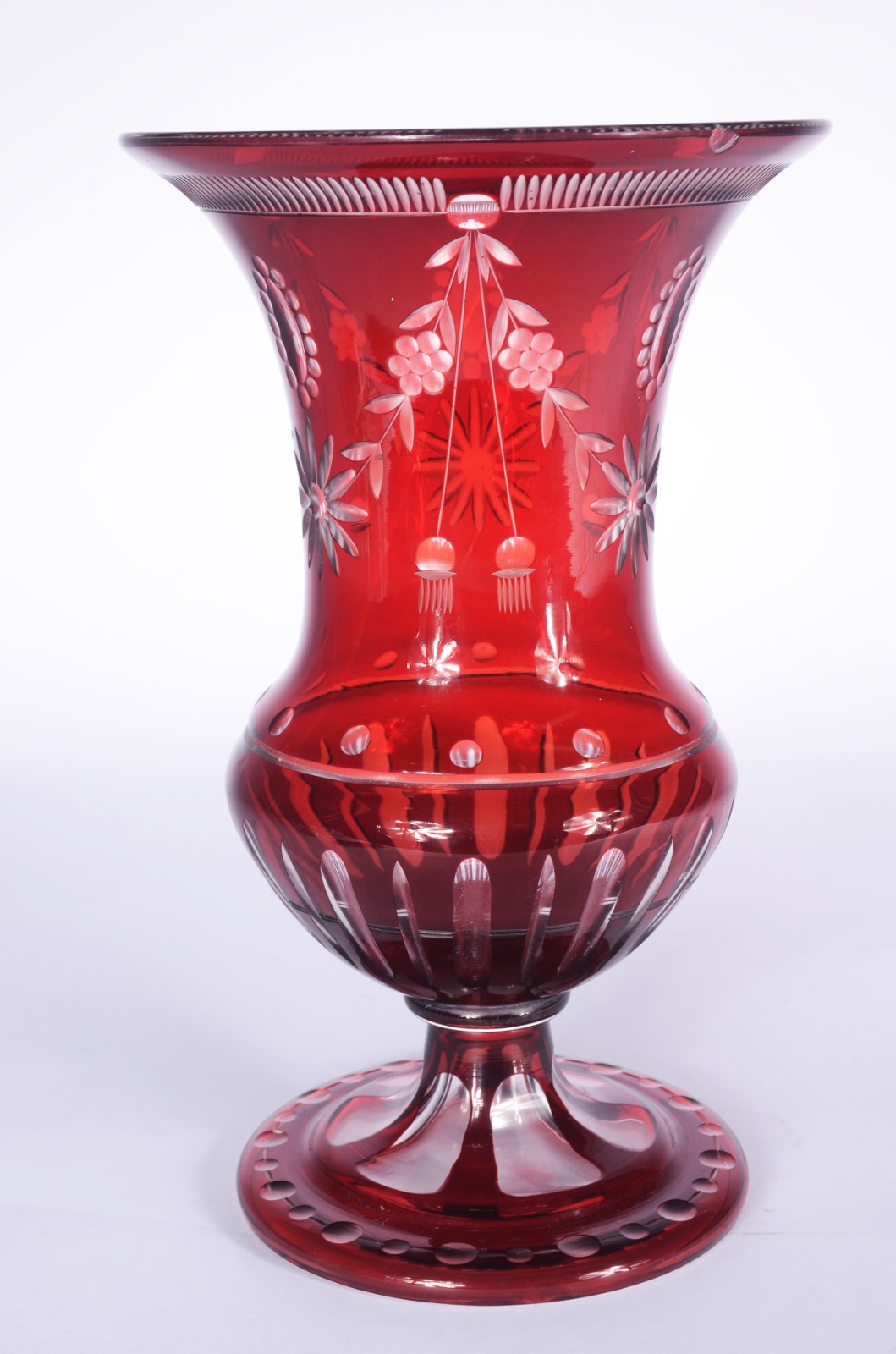 Vaso de cristal doublé rubi lapidado. Lascado na borda. - foto 2 de 6