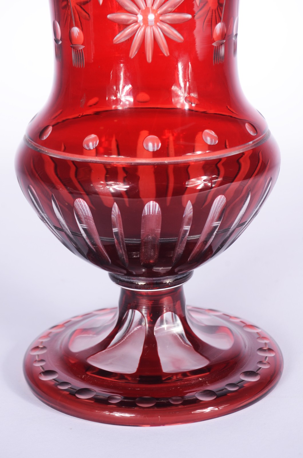 Vaso de cristal doublé rubi lapidado. Lascado na borda. - foto 3 de 6