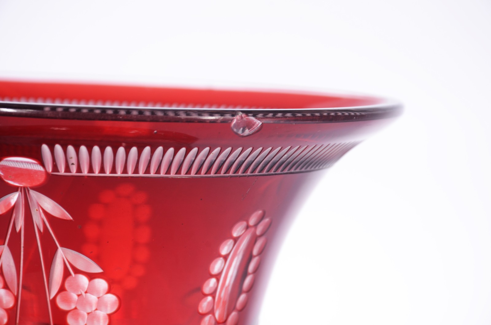 Vaso de cristal doublé rubi lapidado. Lascado na borda. - foto 4 de 6