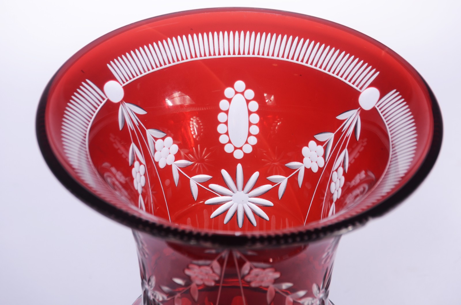 Vaso de cristal doublé rubi lapidado. Lascado na borda. - foto 6 de 6