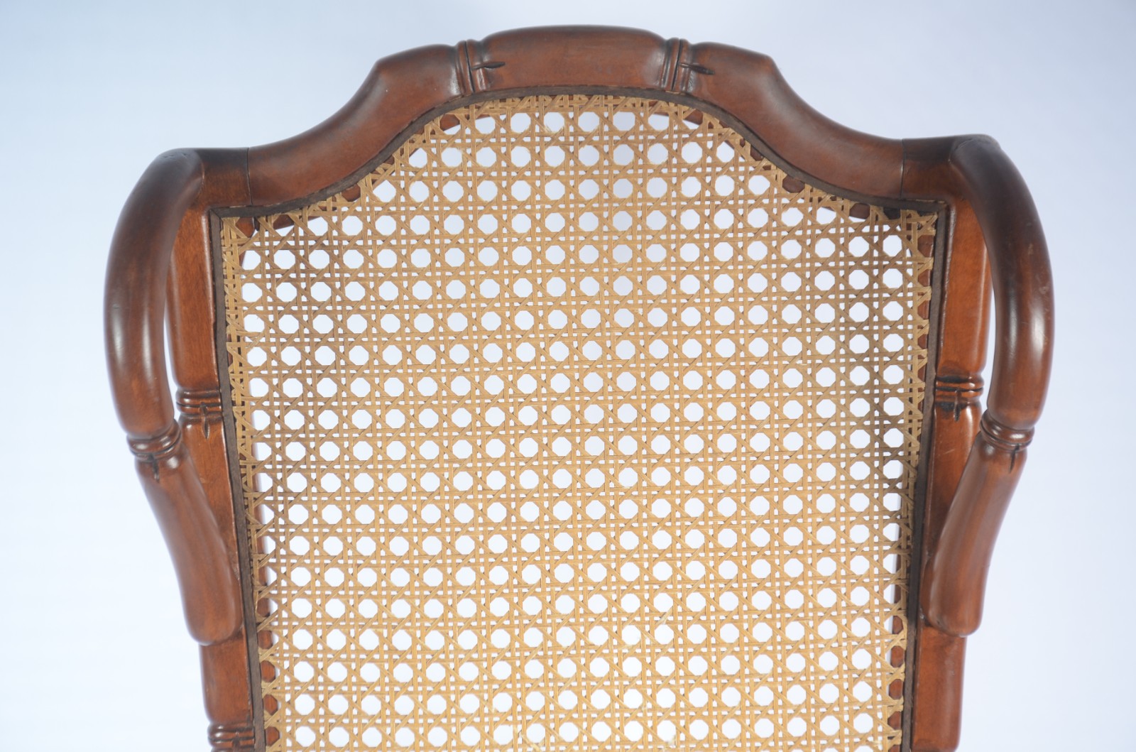 Conjunto com 10 cadeiras para sala de jantar, sendo duas com braços e... - foto 4 de 5