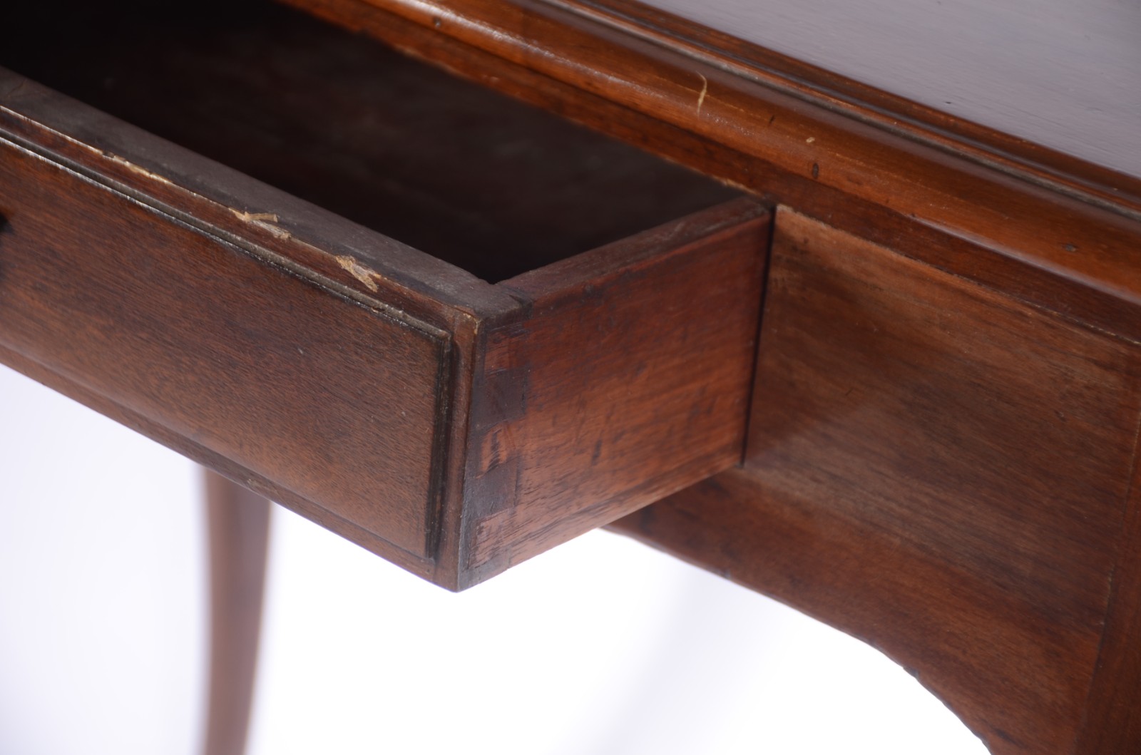 Mesa de madeira nobre com uma gaveta, estilo Chipendale, pernas... - foto 3 de 8