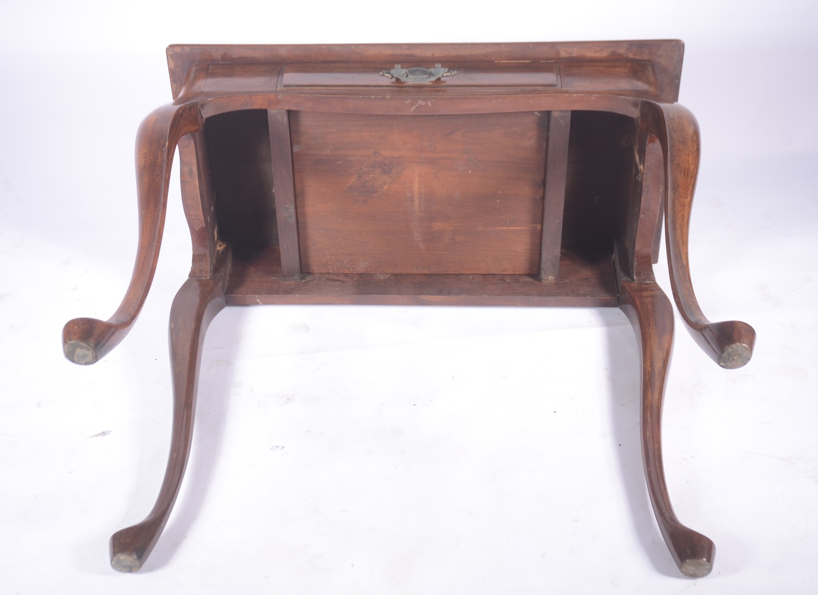 Mesa de madeira nobre com uma gaveta, estilo Chipendale, pernas... - foto 5 de 6