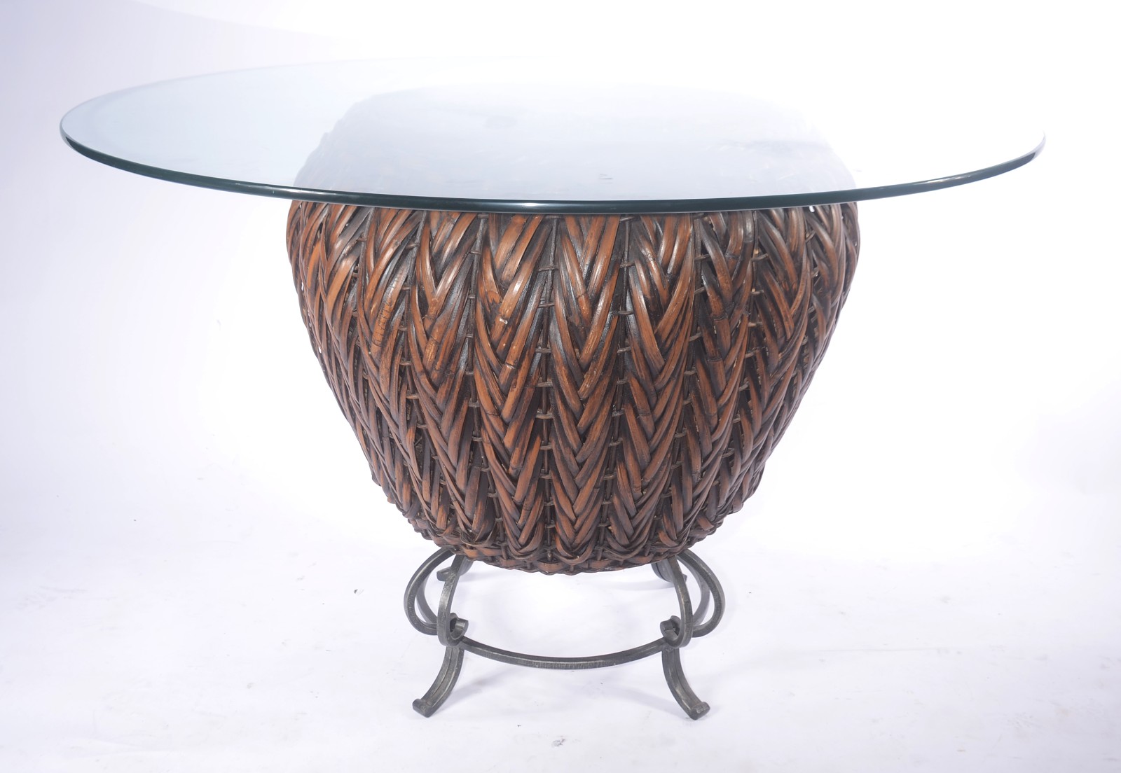 Mesa de apresentação com base na forma de cesto de fibras e base de... - foto 1 de 3