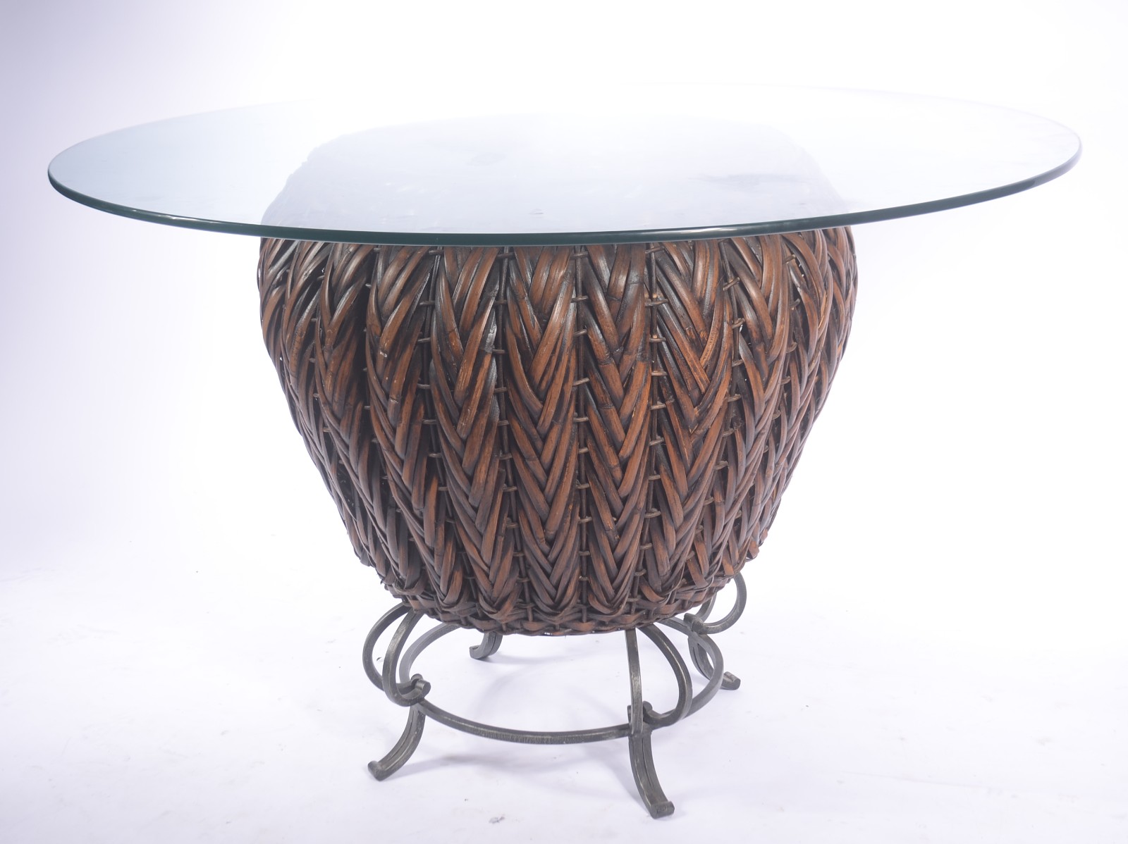Mesa de apresentação com base na forma de cesto de fibras e base de... - foto 2 de 3