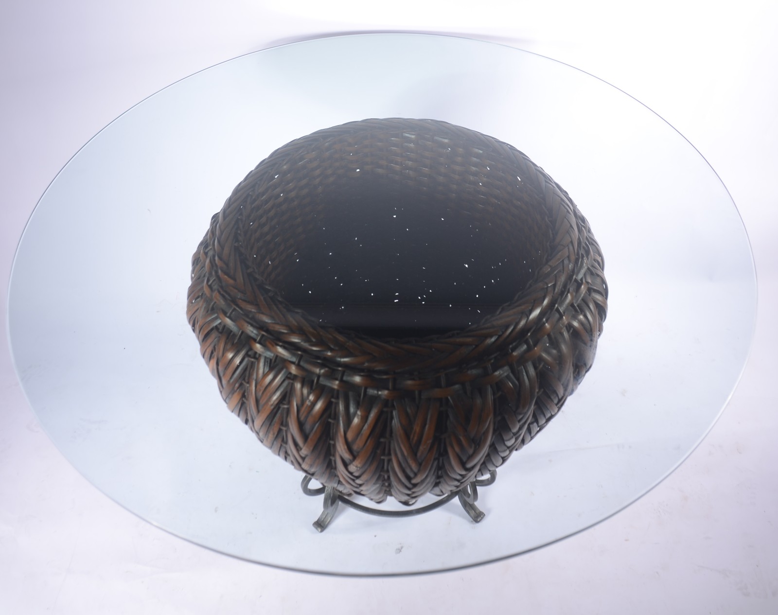 Mesa de apresentação com base na forma de cesto de fibras e base de... - foto 3 de 3
