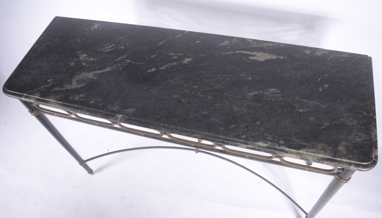 Aparador de metal pintado de preto, saia recortada com realces... - foto 3 de 6