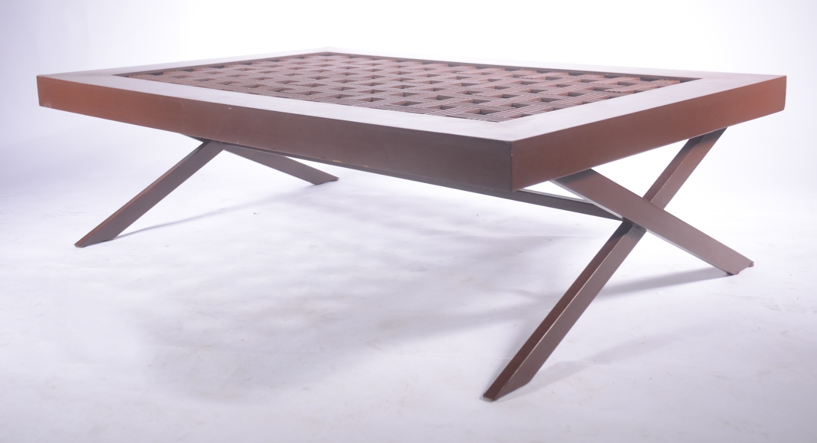 Mesa de centro em madeira com tampo trançado e bases na forma de "X"... - foto 1 de 5