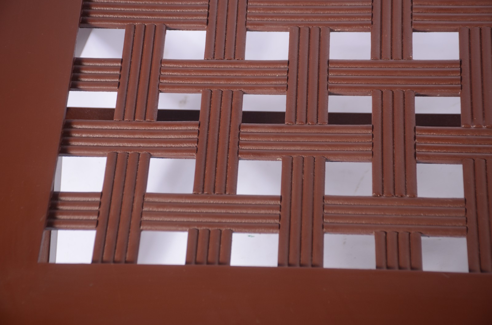 Mesa de centro em madeira com tampo trançado e bases na forma de "X"... - foto 5 de 5