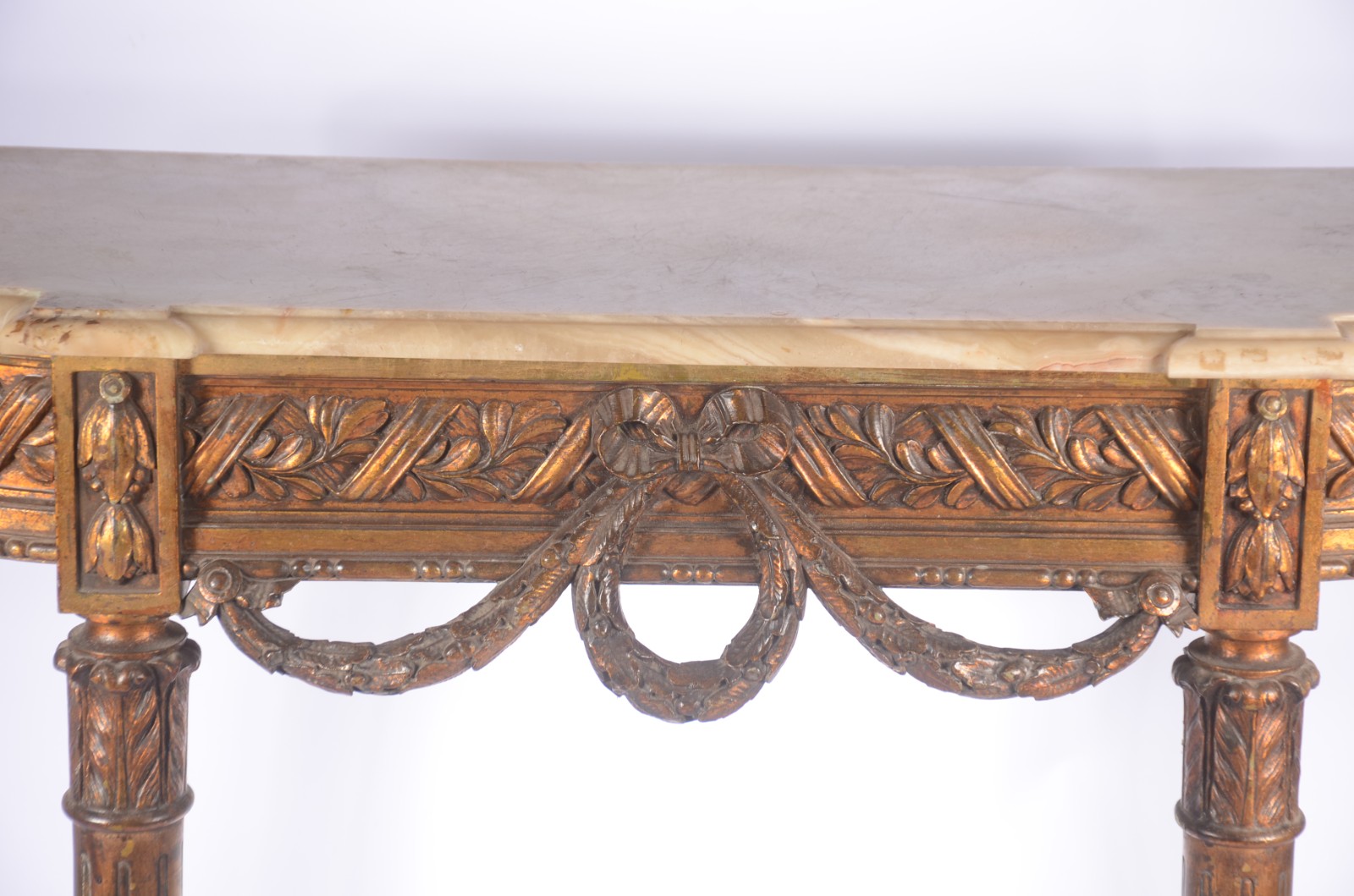 Console de madeira dourada feitio meia lua com tampo de mármore, saia... - foto 3 de 11
