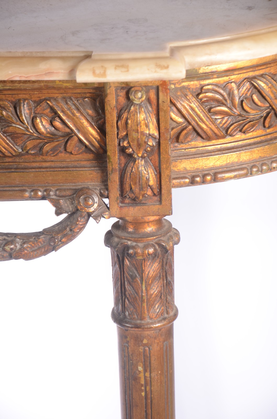 Console de madeira dourada feitio meia lua com tampo de mármore, saia... - foto 4 de 11
