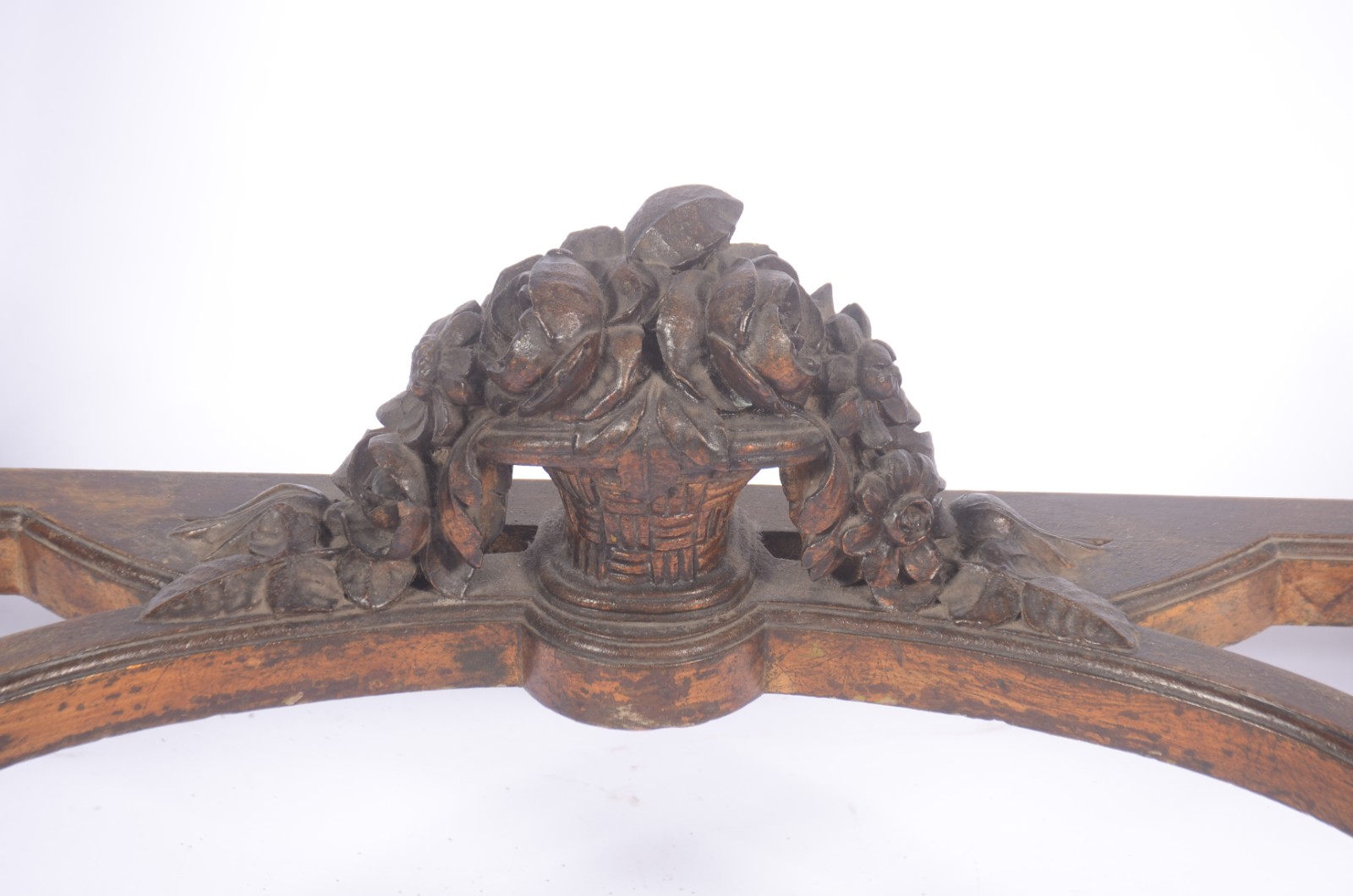 Console de madeira dourada feitio meia lua com tampo de mármore, saia... - foto 5 de 11