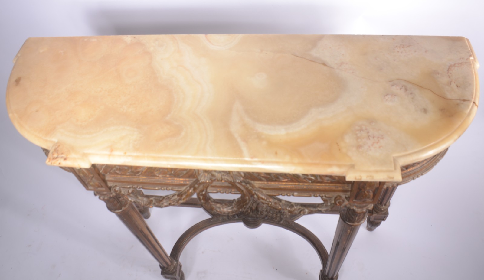 Console de madeira dourada feitio meia lua com tampo de mármore, saia... - foto 6 de 11