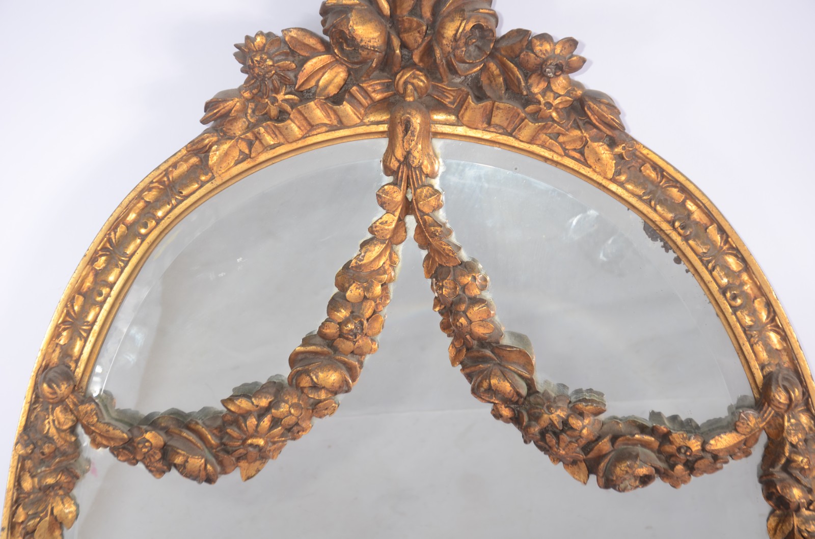 Console de madeira dourada feitio meia lua com tampo de mármore, saia... - foto 10 de 11