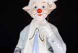 Estatueta de porcelana policromada representand... - Estatueta de porcelana policromada representando palhaço.