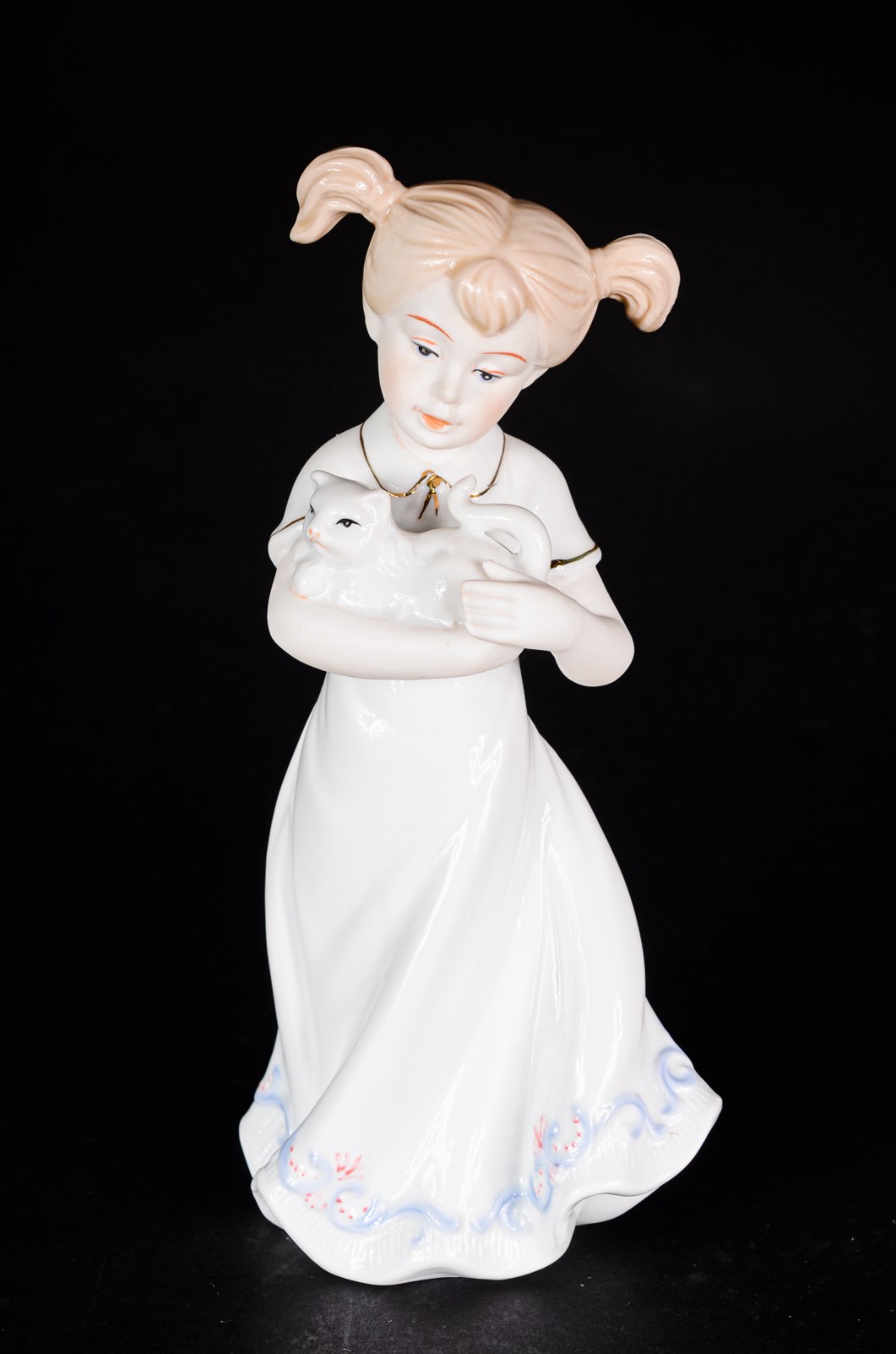 Estatueta de porcelana policromada representando menina com gato. - foto 1 de 6