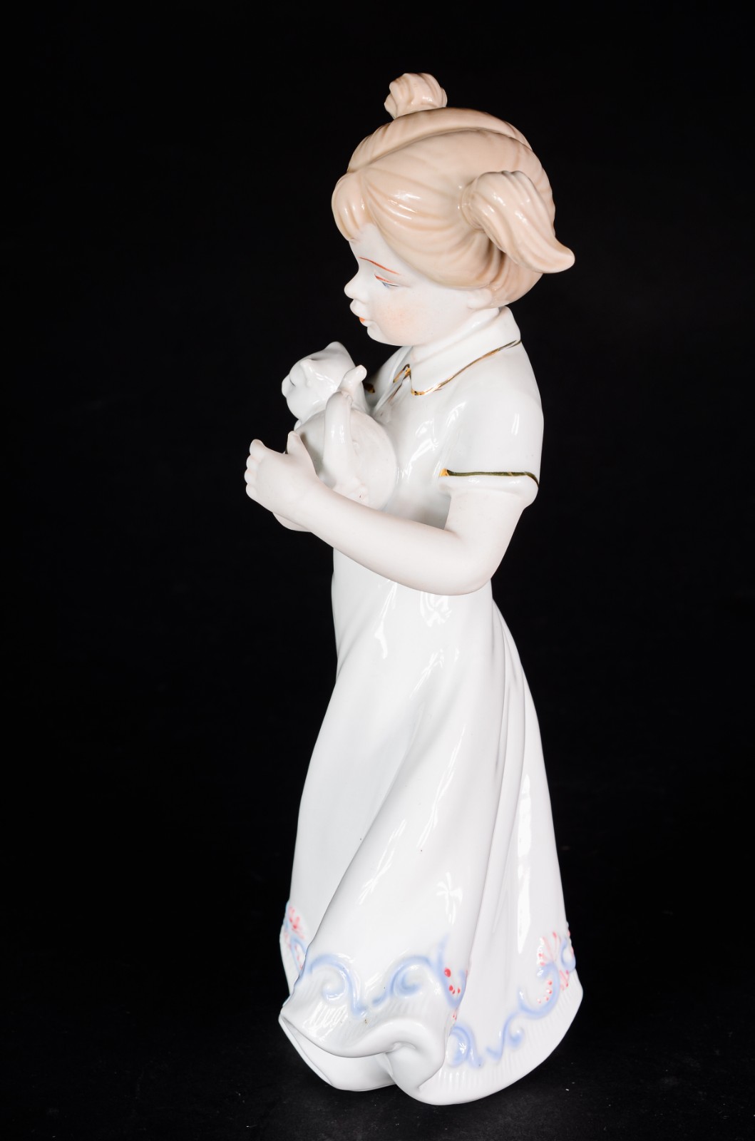 Estatueta de porcelana policromada representando menina com gato. - foto 2 de 6