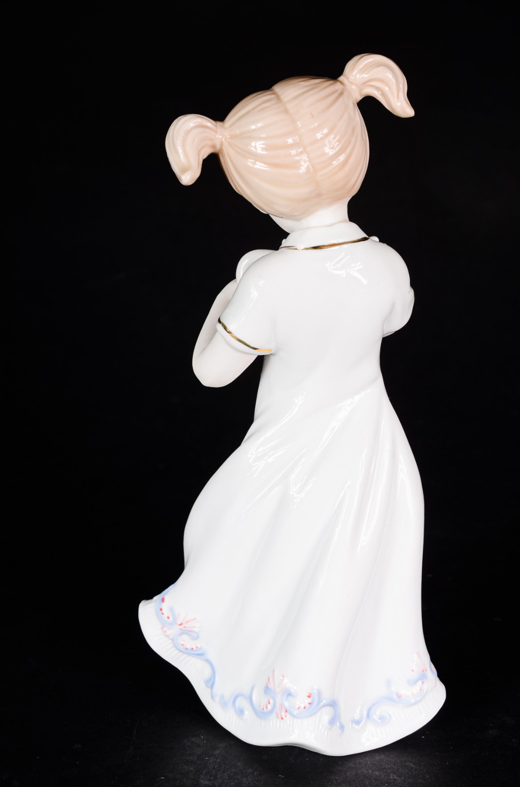 Estatueta de porcelana policromada representando menina com gato. - foto 3 de 6