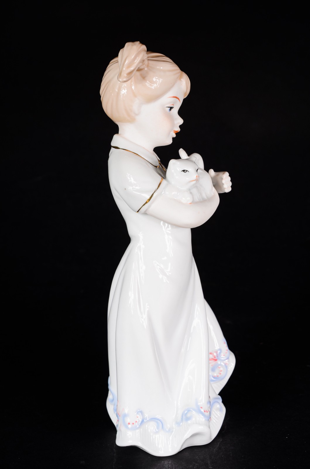 Estatueta de porcelana policromada representando menina com gato. - foto 4 de 6