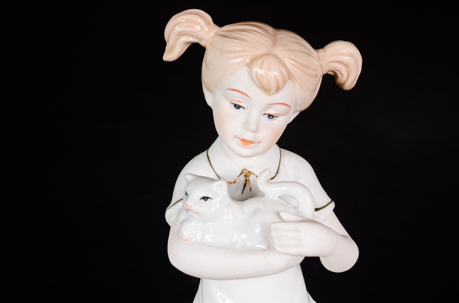 Estatueta de porcelana policromada representando menina com gato. - foto 5 de 6