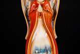 Estatueta de porcelana policromada representand... - Estatueta de porcelana policromada representando anjo.