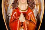 Estatueta de porcelana policromada representand... - Estatueta de porcelana policromada representando anjo.