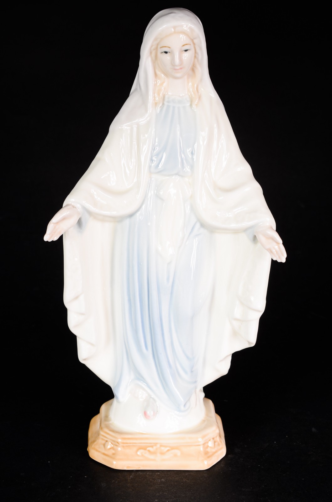 Estatueta de porcelana policromada representando Nossa Senhora das... - foto 1 de 6