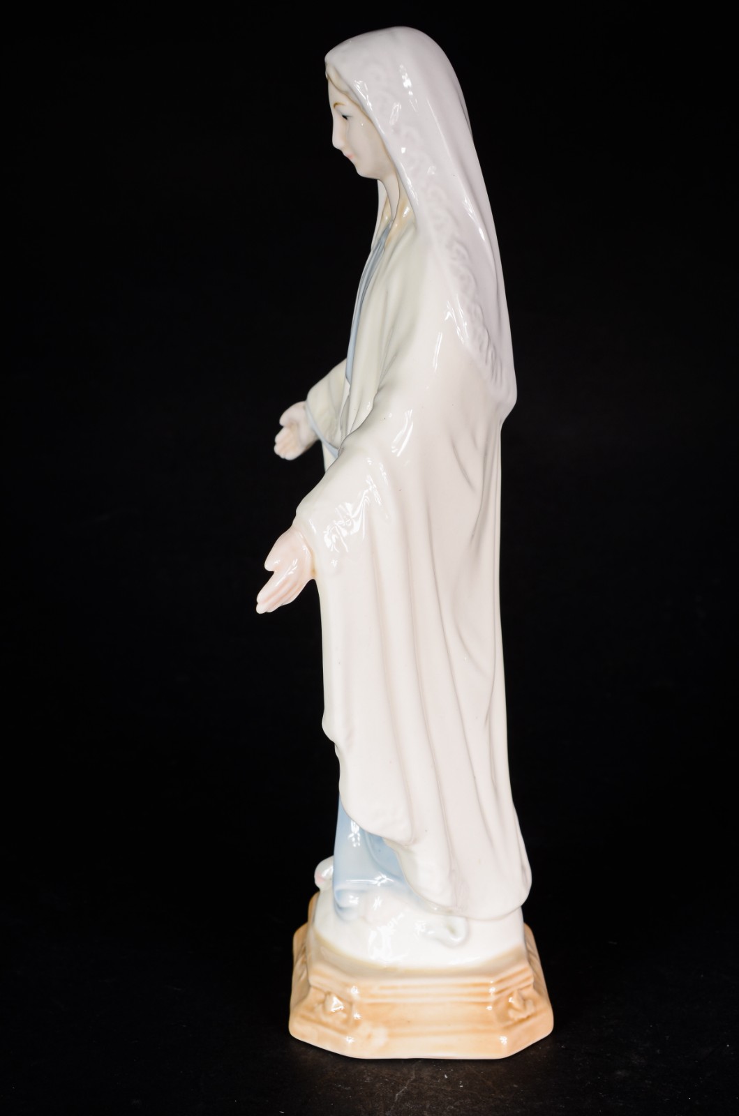 Estatueta de porcelana policromada representando Nossa Senhora das... - foto 2 de 6