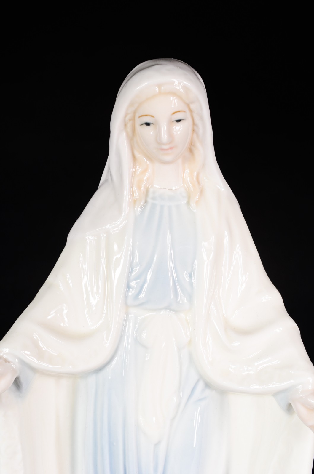 Estatueta de porcelana policromada representando Nossa Senhora das... - foto 5 de 6
