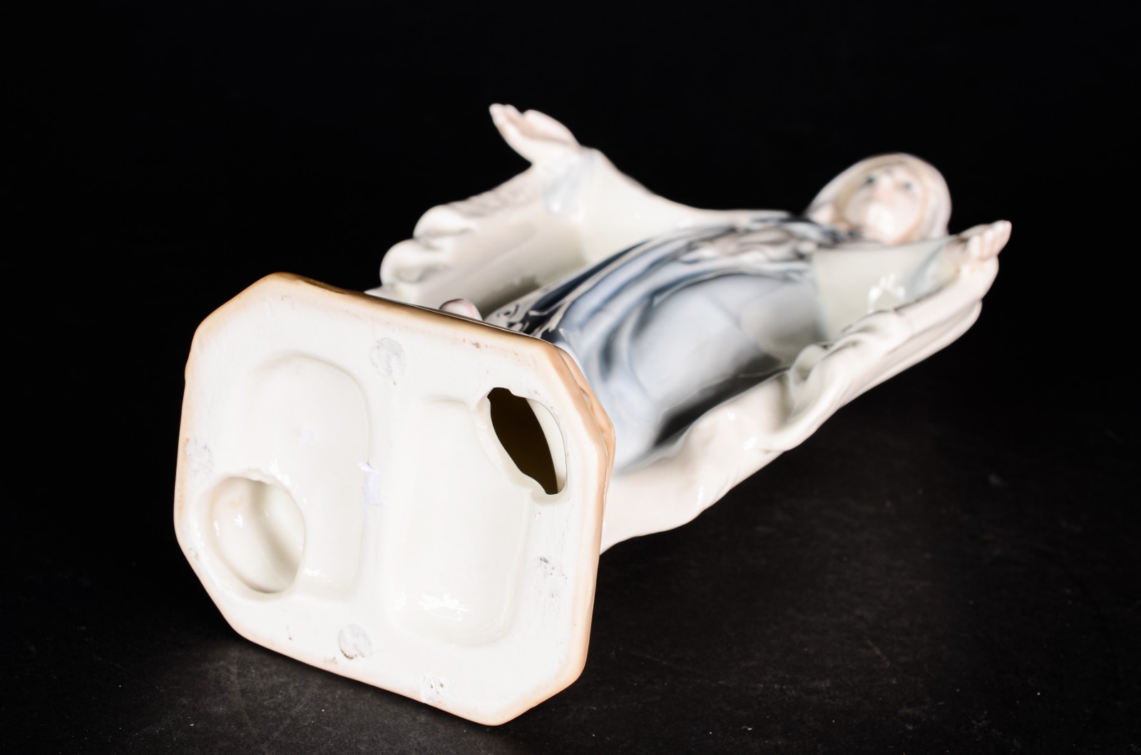 Estatueta de porcelana policromada representando Nossa Senhora das... - foto 6 de 6