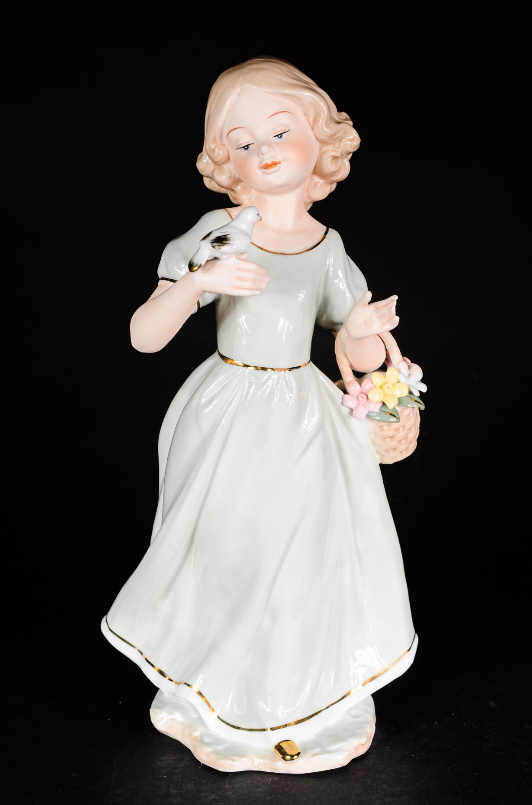 Estatueta de porcelana policromada representando menina com pomba na... - foto 1 de 6