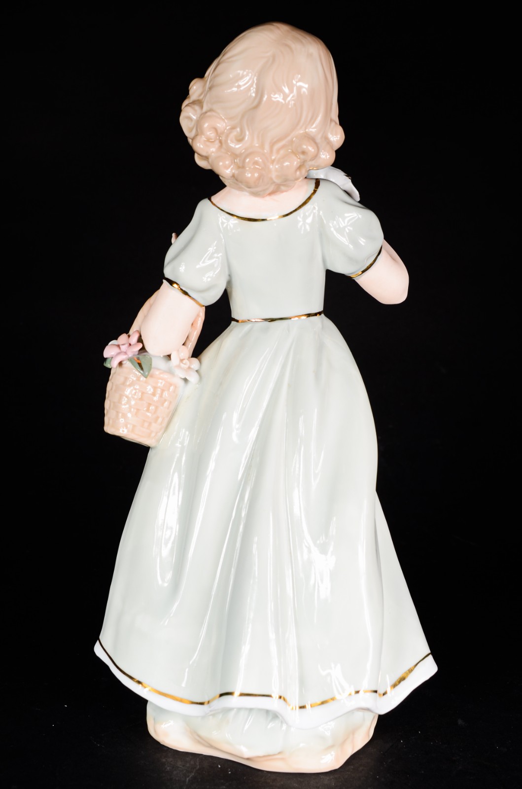 Estatueta de porcelana policromada representando menina com pomba na... - foto 3 de 6