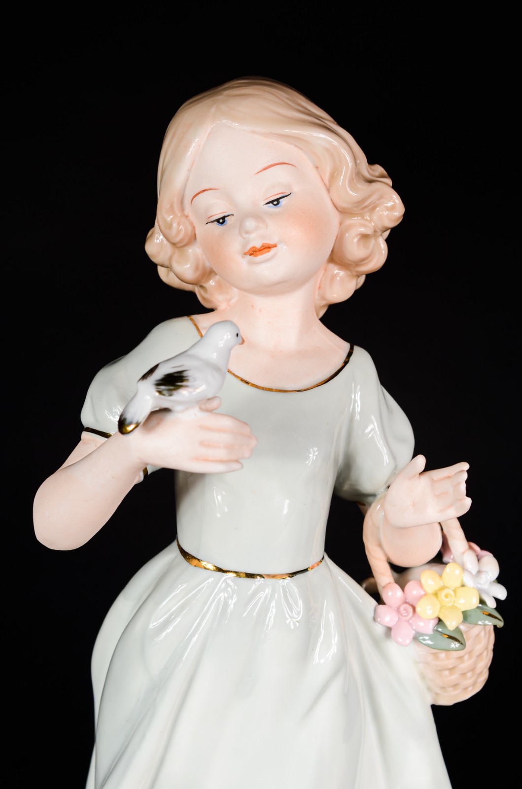 Estatueta de porcelana policromada representando menina com pomba na... - foto 4 de 6