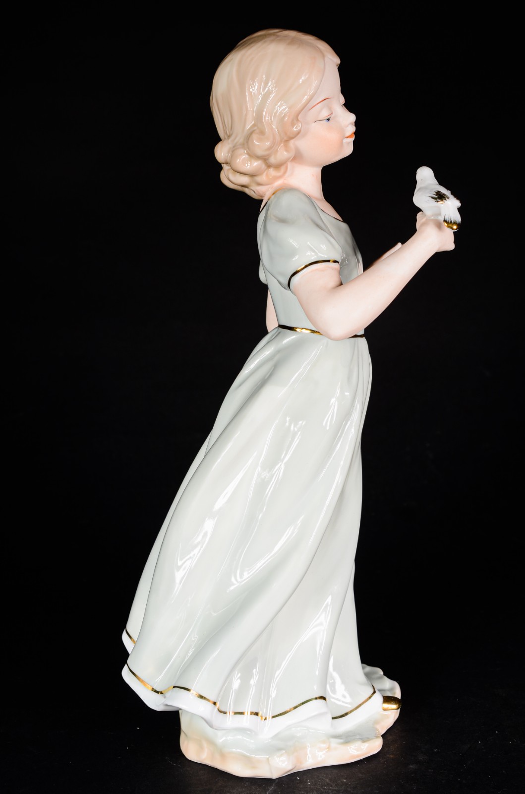 Estatueta de porcelana policromada representando menina com pomba na... - foto 5 de 6