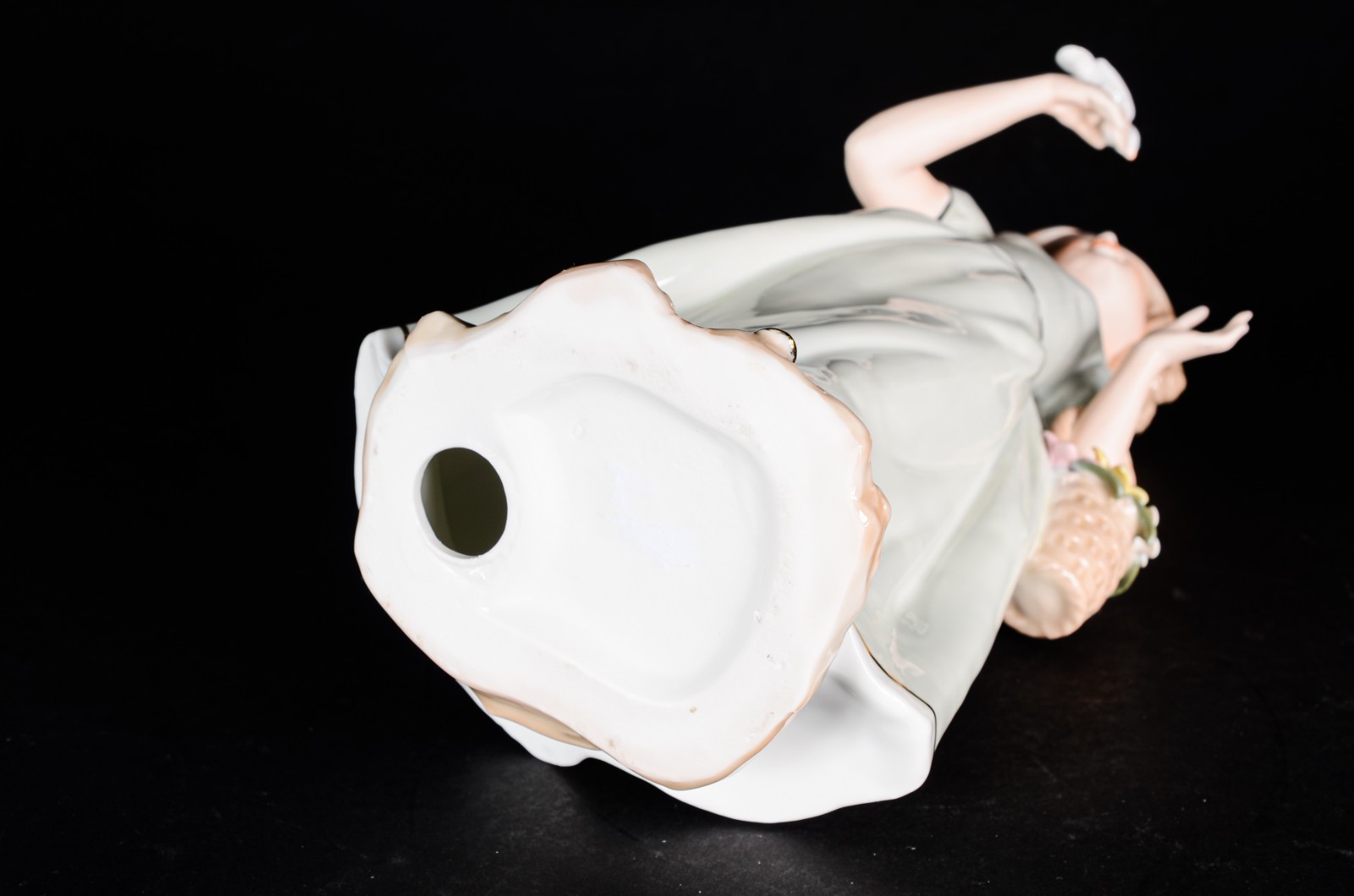 Estatueta de porcelana policromada representando menina com pomba na... - foto 6 de 6