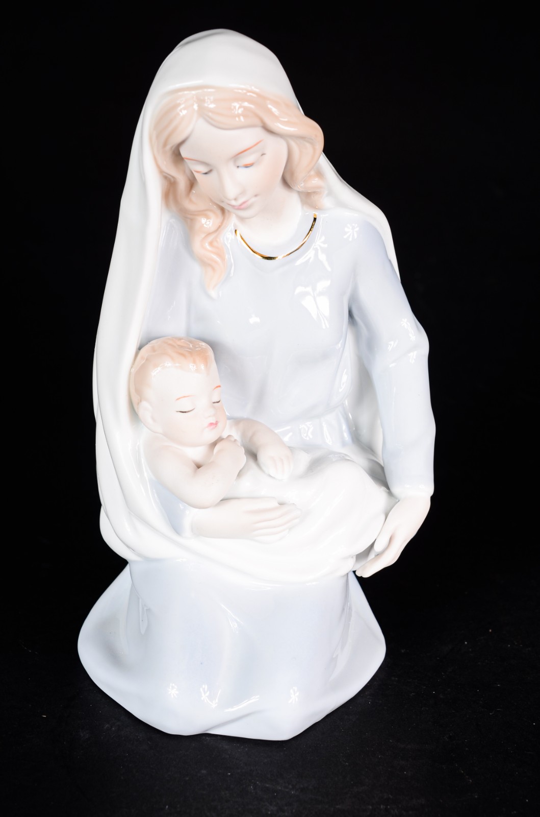 Estatueta de porcelana policromada representando Nossa Senhora com... - foto 1 de 8