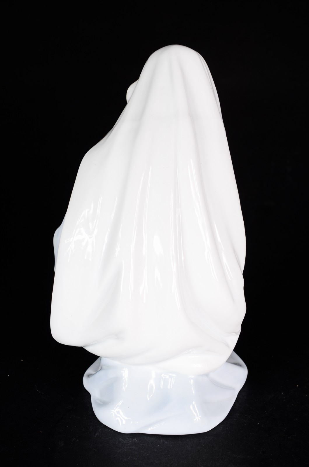 Estatueta de porcelana policromada representando Nossa Senhora com... - foto 2 de 8
