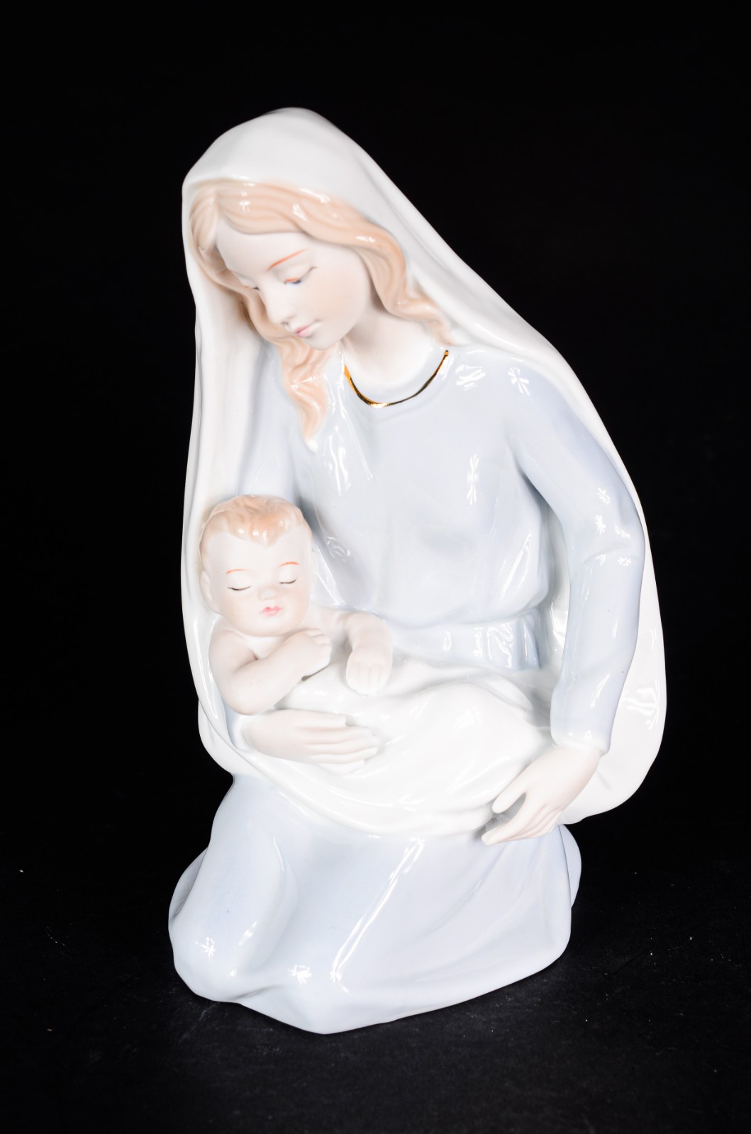 Estatueta de porcelana policromada representando Nossa Senhora com... - foto 3 de 8