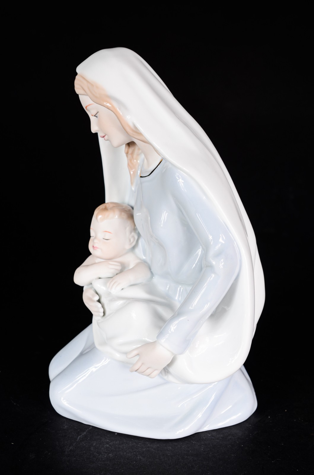 Estatueta de porcelana policromada representando Nossa Senhora com... - foto 4 de 8