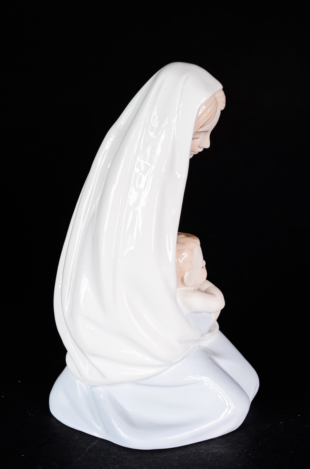 Estatueta de porcelana policromada representando Nossa Senhora com... - foto 5 de 8