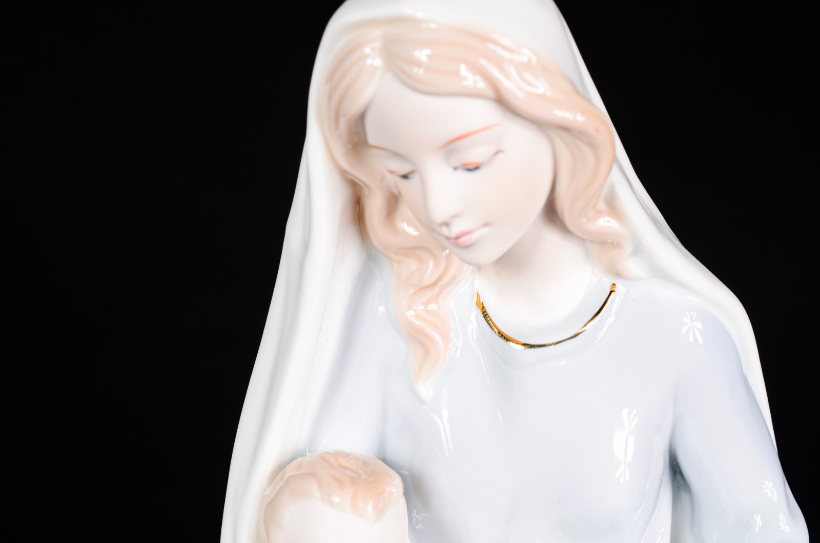 Estatueta de porcelana policromada representando Nossa Senhora com... - foto 6 de 8