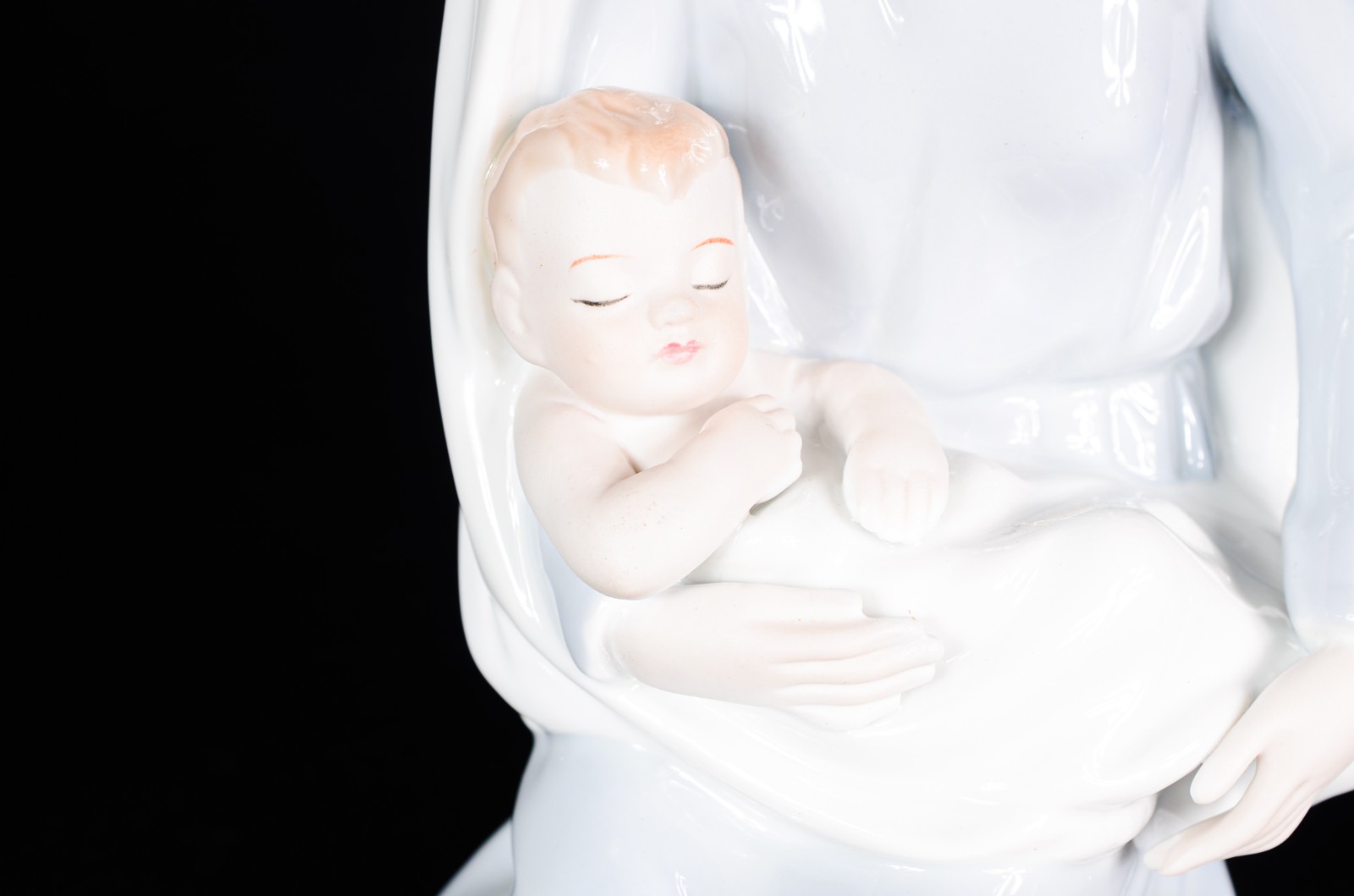 Estatueta de porcelana policromada representando Nossa Senhora com... - foto 7 de 8