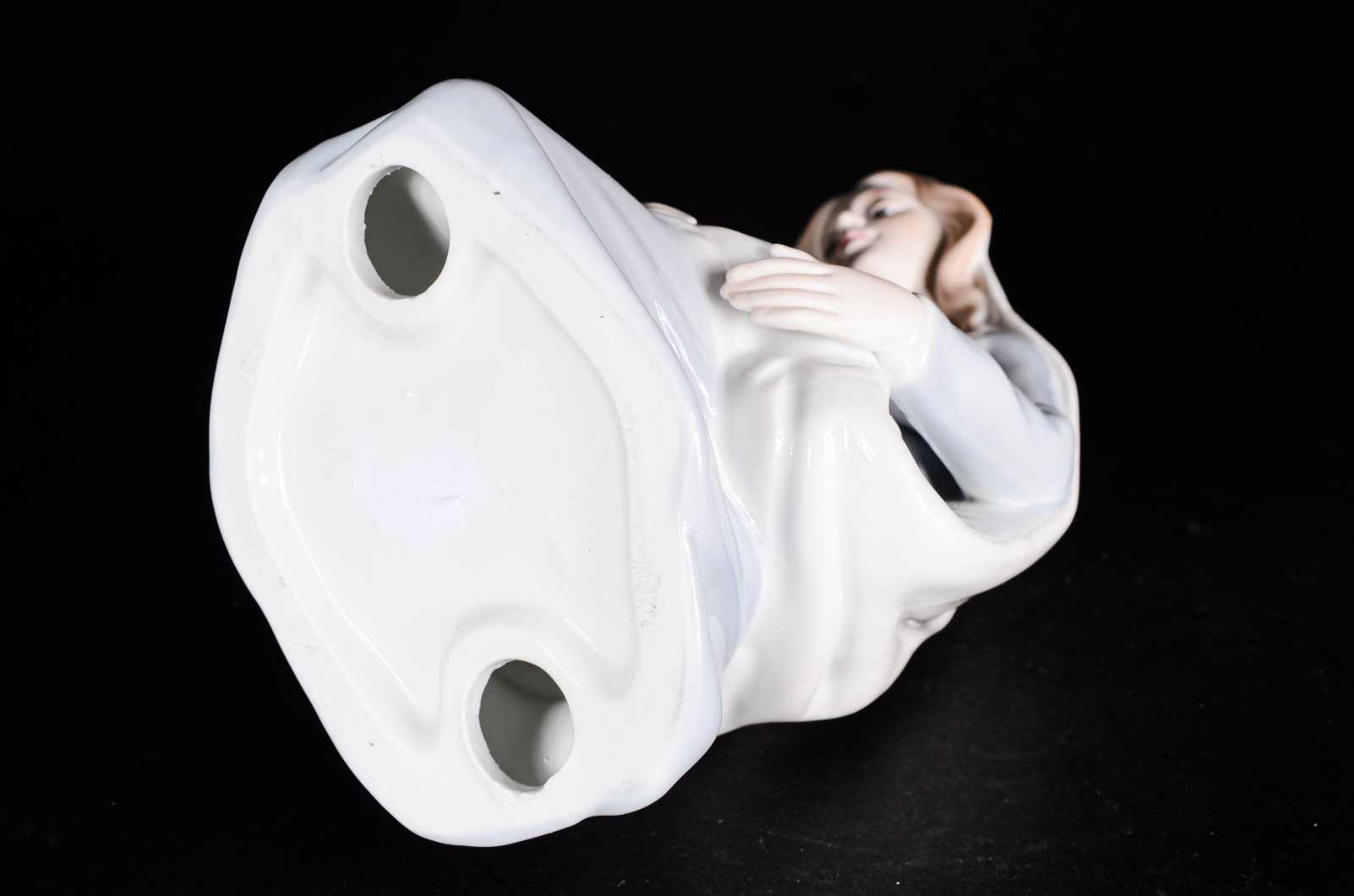 Estatueta de porcelana policromada representando Nossa Senhora com... - foto 8 de 8
