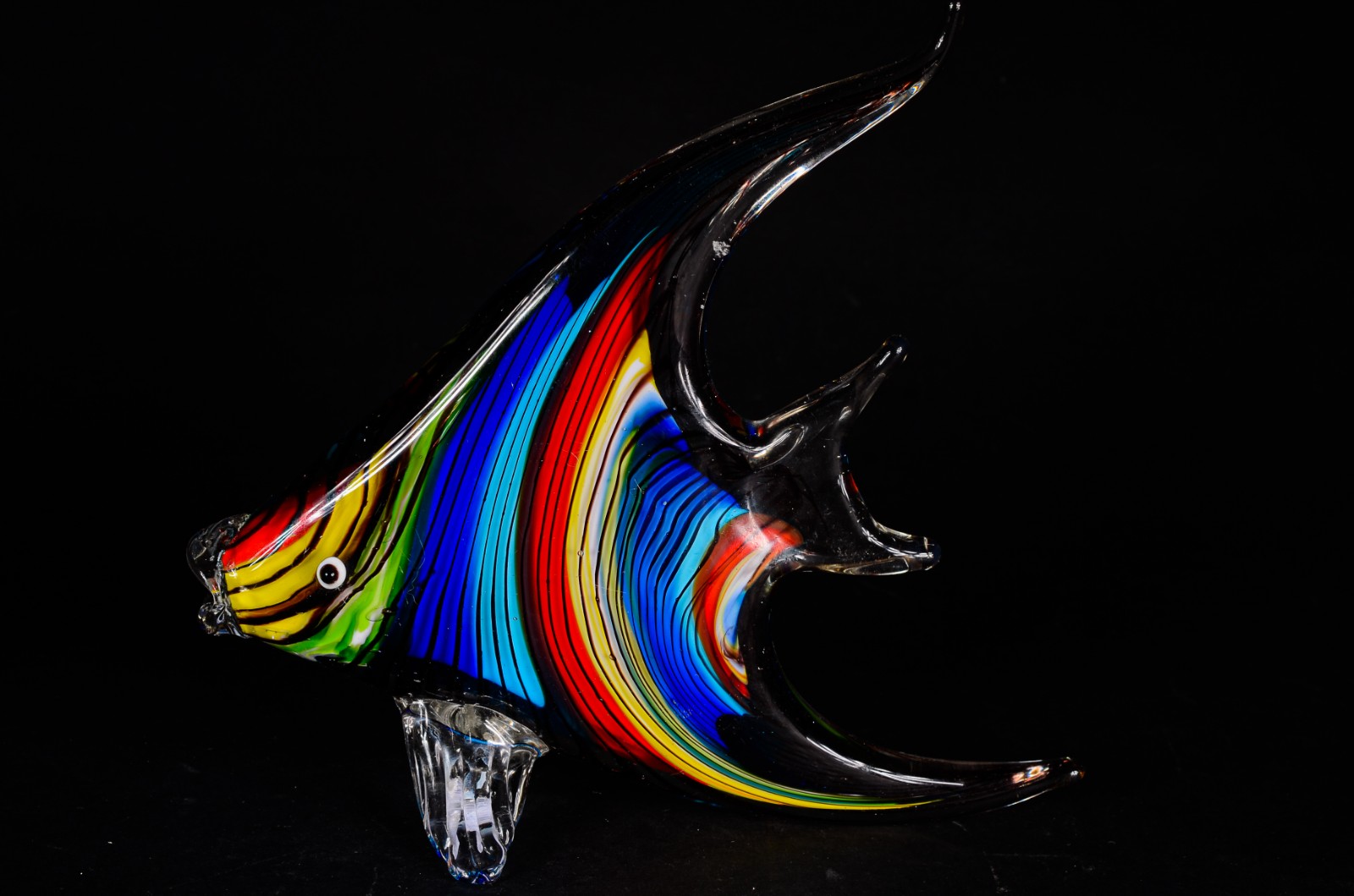 Estatueta de vidro decorativo colorido representando peixe. - foto 1 de 7