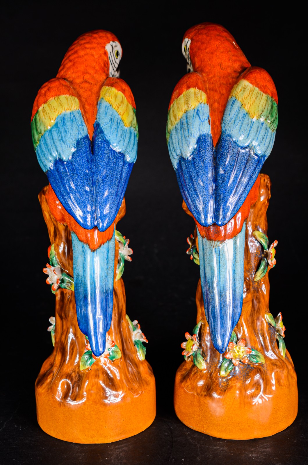Par de estatuetas de porcelana policromada representando araras. - foto 4 de 9