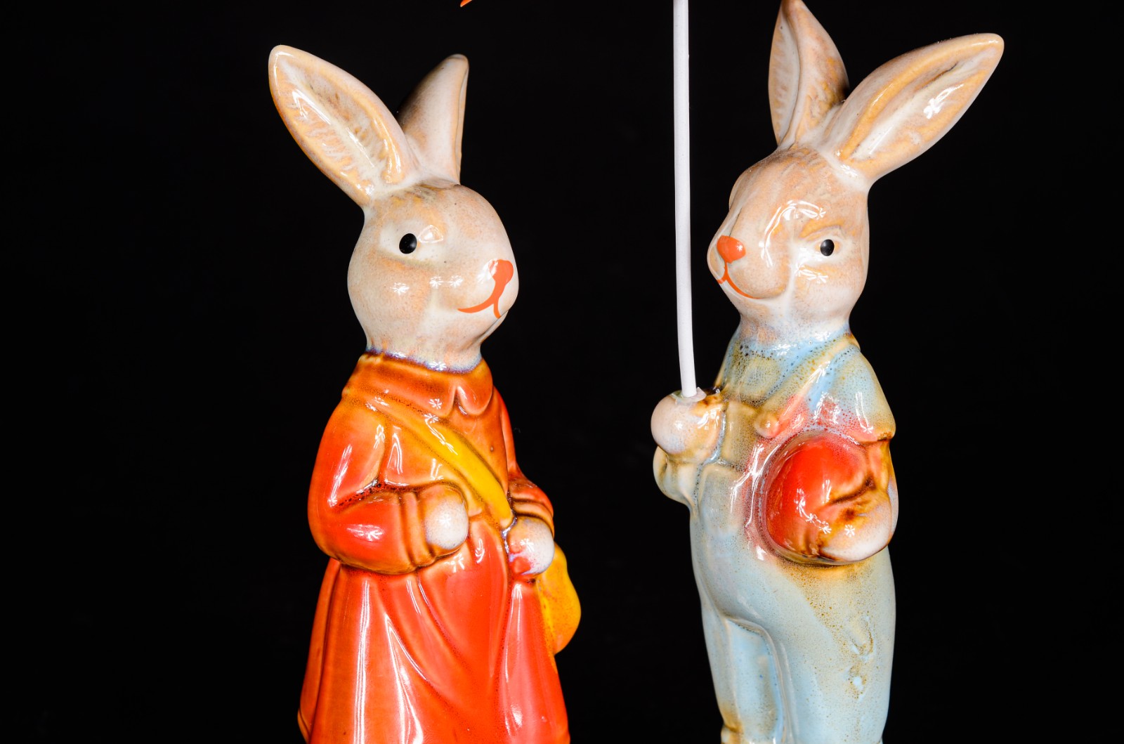 Duas estatuetas de porcelana policromada representando casal de... - foto 3 de 7
