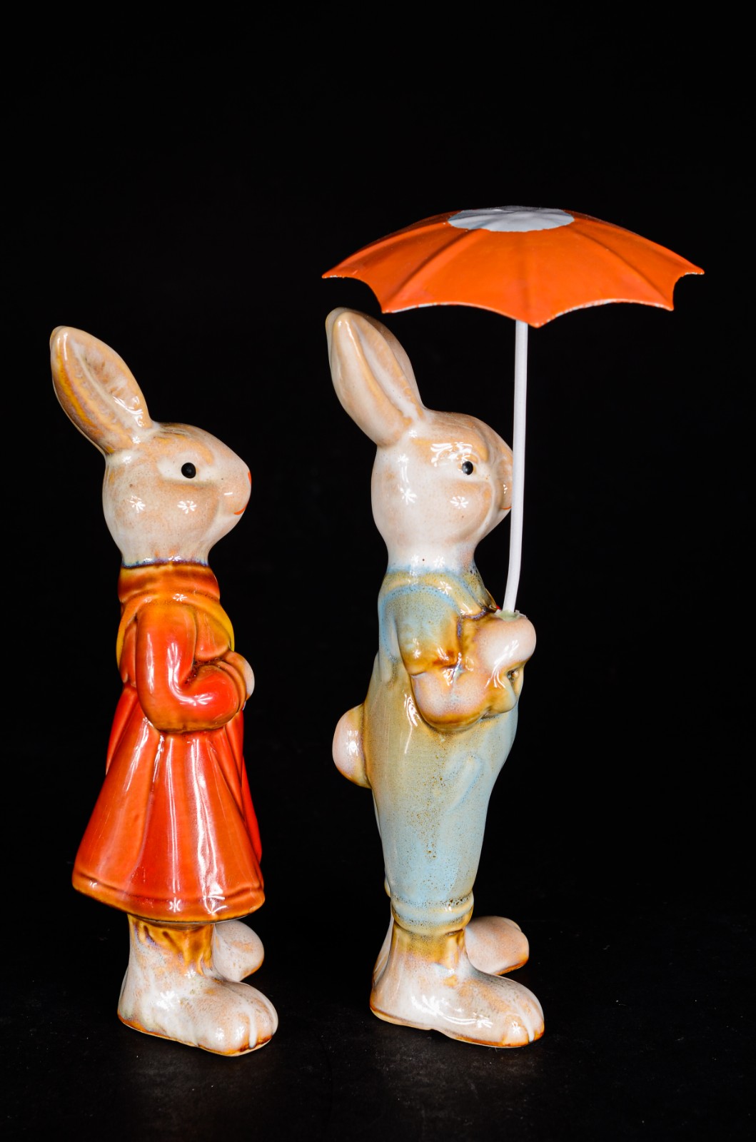 Duas estatuetas de porcelana policromada representando casal de... - foto 4 de 7
