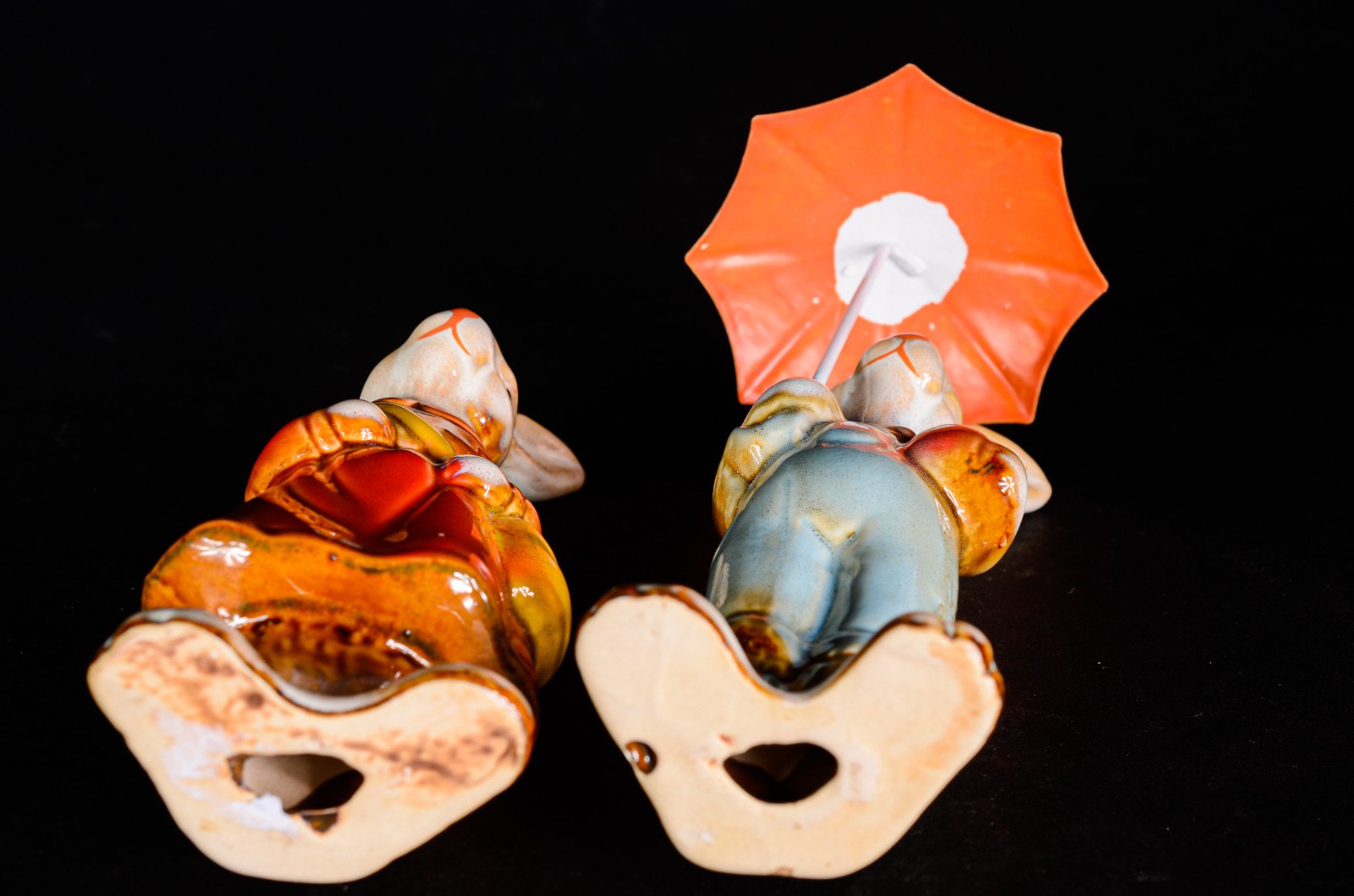 Duas estatuetas de porcelana policromada representando casal de... - foto 7 de 7
